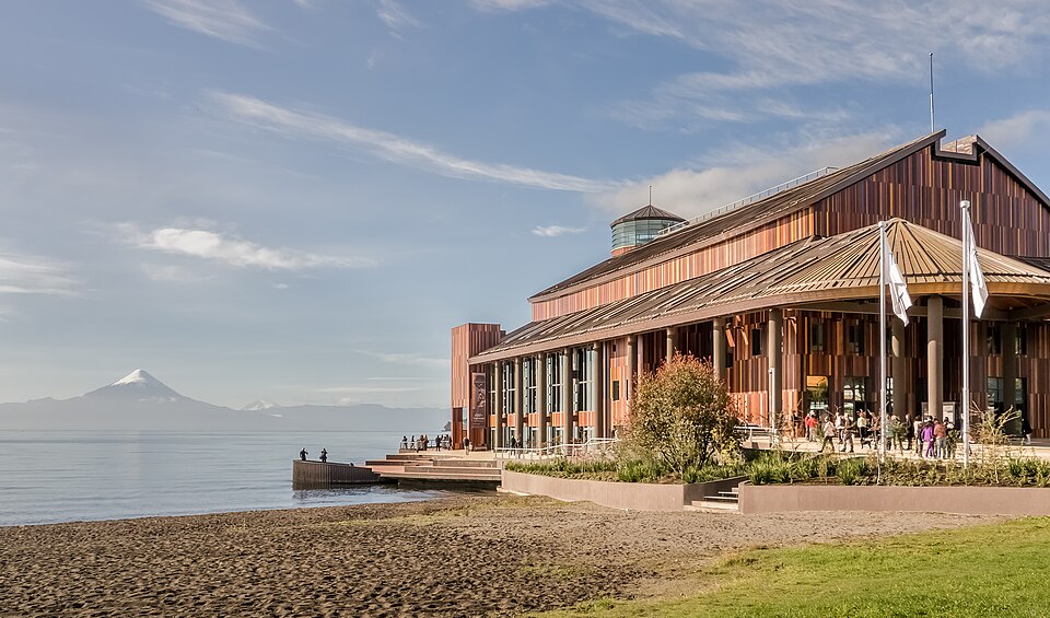 El Teatro del Lago sobre el agua en Frutillar